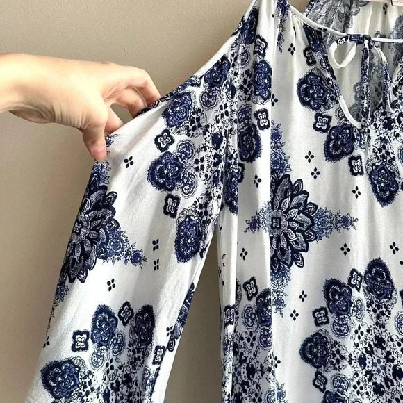 Forever 21 Contemporary Blue Floral Cold Shoulder Bell Sleeve Dress, Size XS - Picture 5 of 16